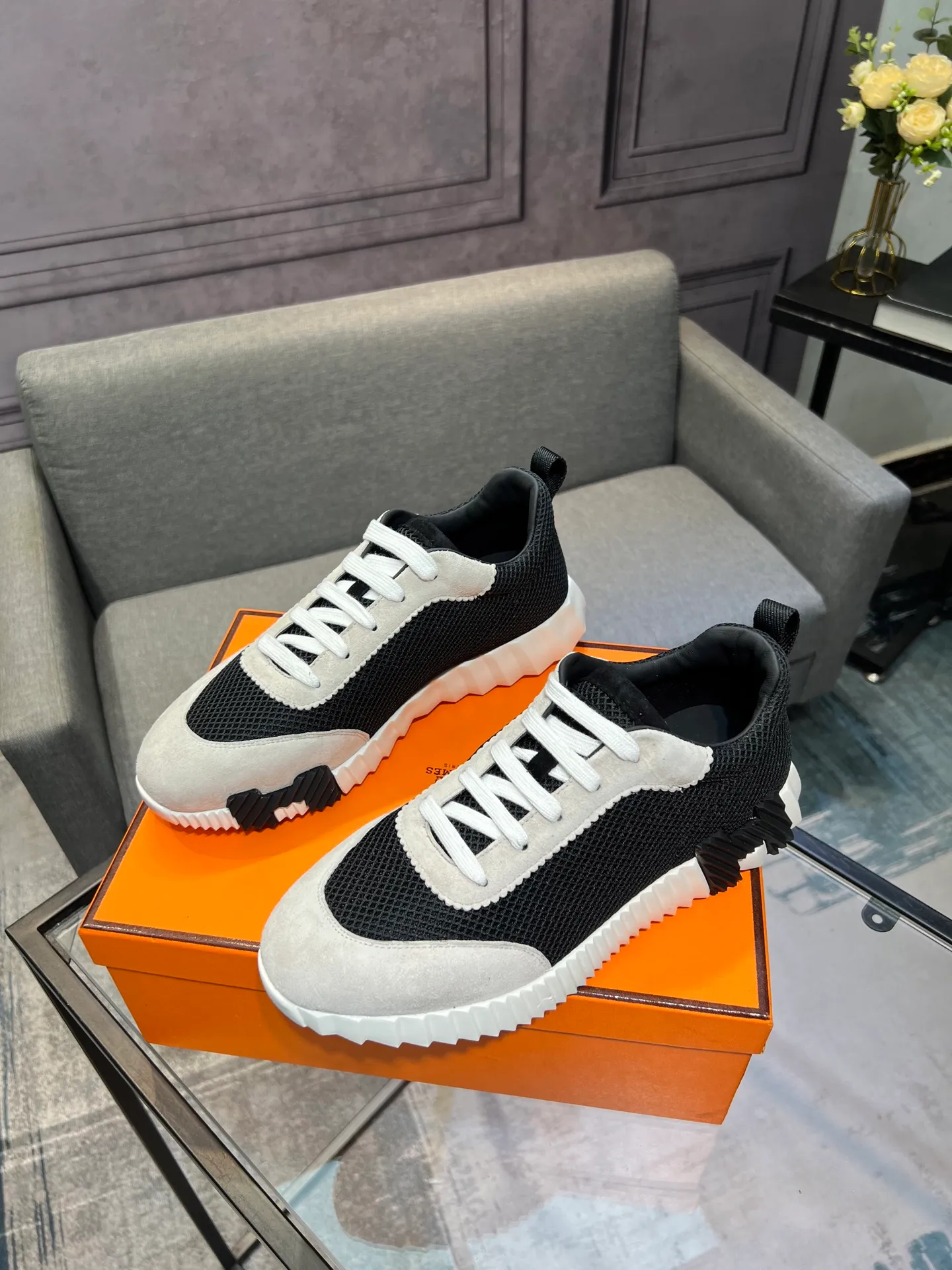 Men's shoes 💰660 Exclusive real shot (top version) Hermes new autumn and winter sports shoes. One of the most comfortable shoes from Hermes. Very light on the feet and good-looking. You will not be tired even if you go shopping. The overall suede feels very good. It is very beautiful and versatile. Very light and comfortable. Fabric: Imported high mercerized sheep/original single rain velvet. Lining: Imported silk sheepskin for the lining insole. Outsole: Seamless combination of IP+TPU (multi-color letters) German technology irradiation machine Size: Male 39-46 (Male 38 45 46 customized) Top quality, simultaneous full set of packaging